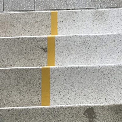 en stentrappa där vi ser skillnad på slipat och icke slipat